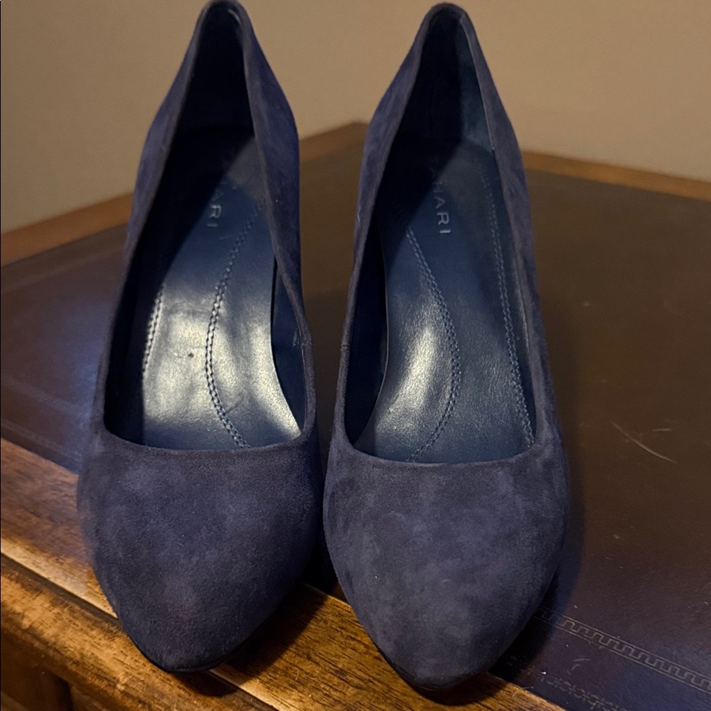 Tahari Dolly Blue Suede Pumps Size 8